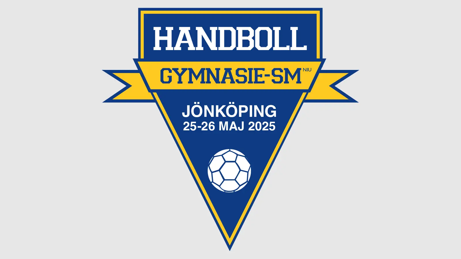 Logotyp för Handboll Gymnasie-SM 2025 i form av en blå och gul triangel med texten "Handboll Gymnasie-SM", "Jönköping 25–26 maj 2025" och en handboll längst ner i mitten.